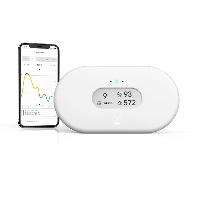 Monitor de calidad del aire Airthings View Plus con pantalla de tinta electrónica sobre una estantería